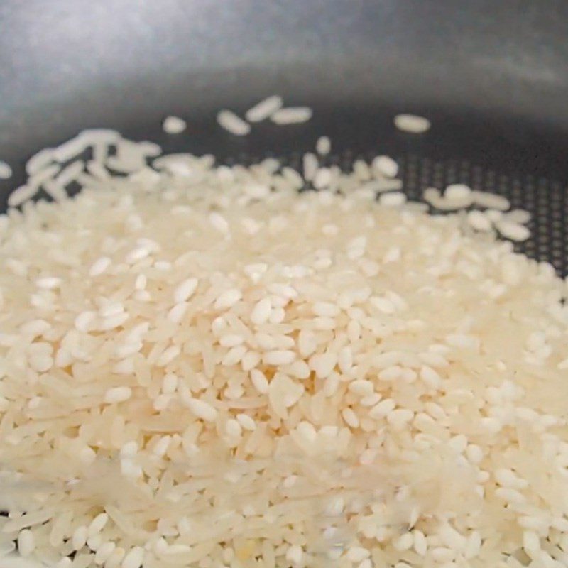 Step 4 Roasting rice for oyster vegetable porridge