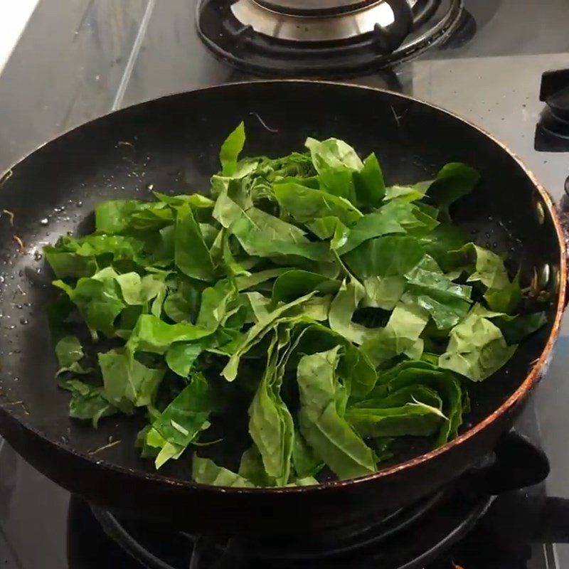 Step 4 Fried shrimp with betel leaves and lemongrass Fried shrimp with betel leaves