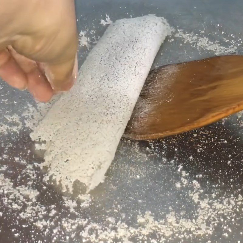 Step 4 Sift the flour and roll the coconut filling Sifted cake - pineapple cake