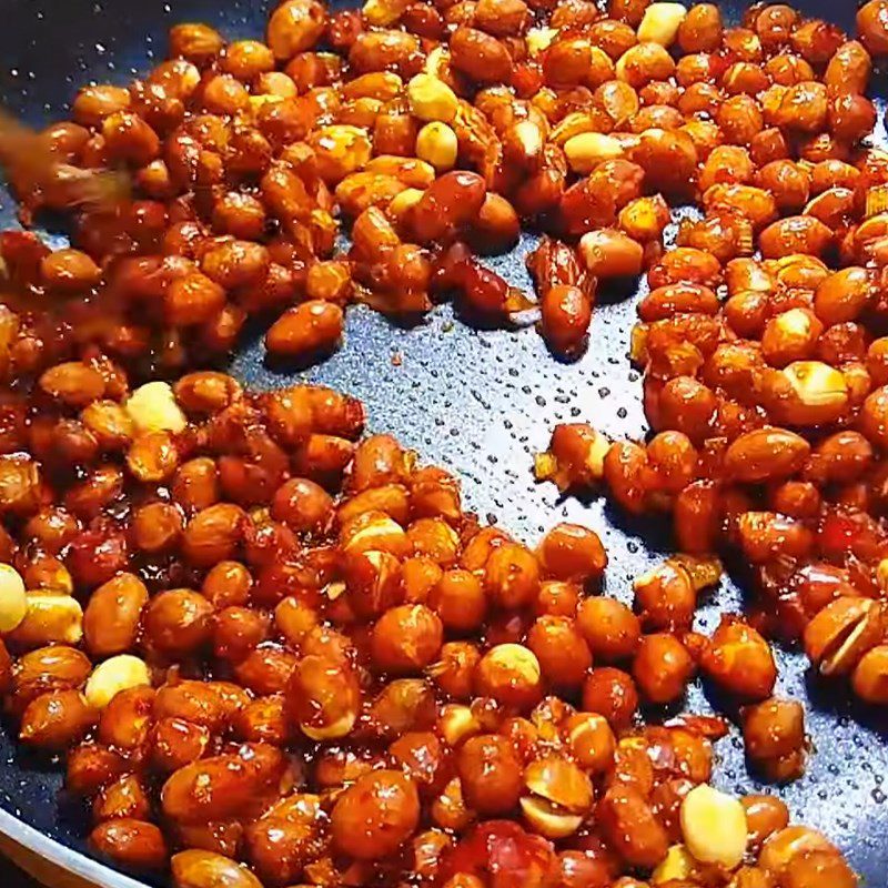 Step 3 Caramelize peanuts with sweet sauce Caramelized peanuts with vegetarian sweet sauce