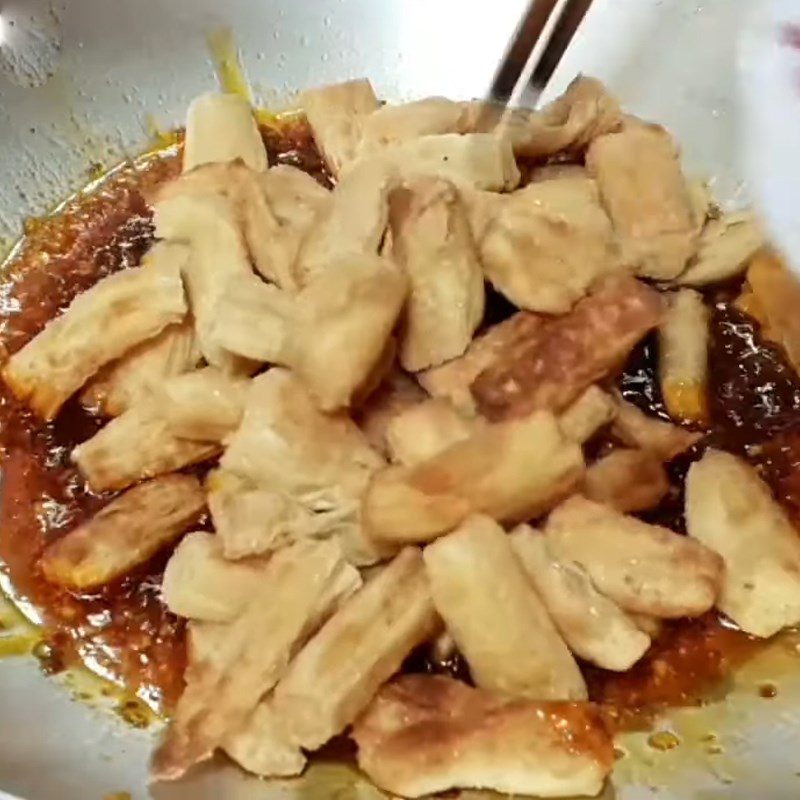 Step 3 Stir-fried tofu skin for spicy sauce