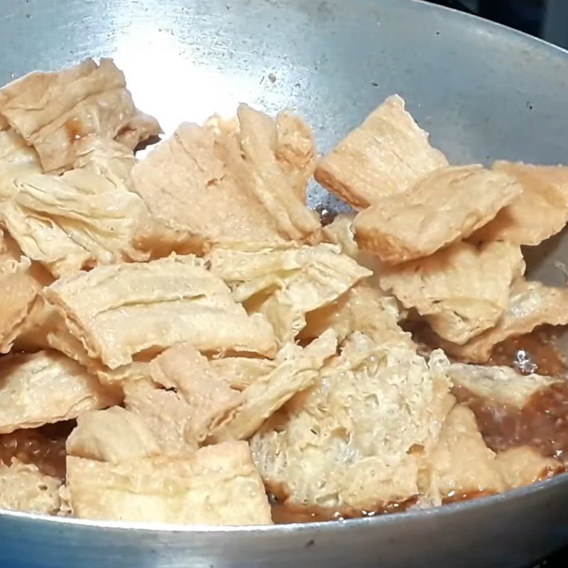 Step 4 Stir-fry tofu Fresh fried tofu with spicy lemongrass chili