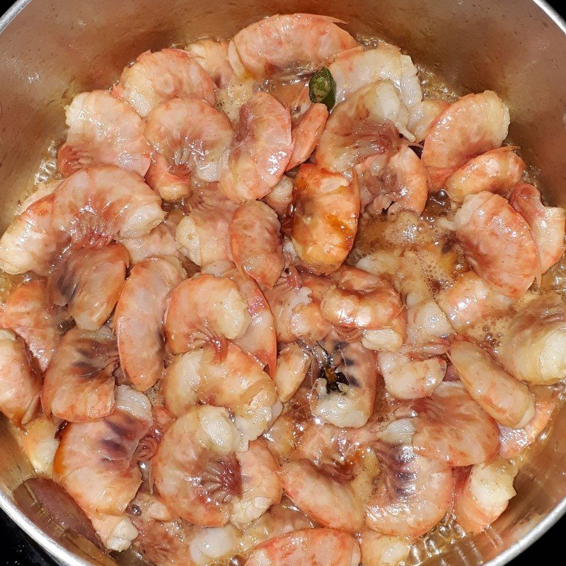 Step 4 Stir-fry shrimp for salty shrimp