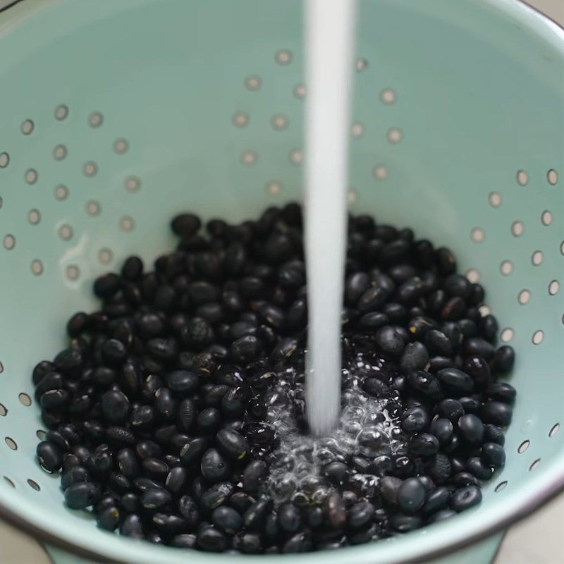 Step 1 Wash black beans for Chinese style black bean jam