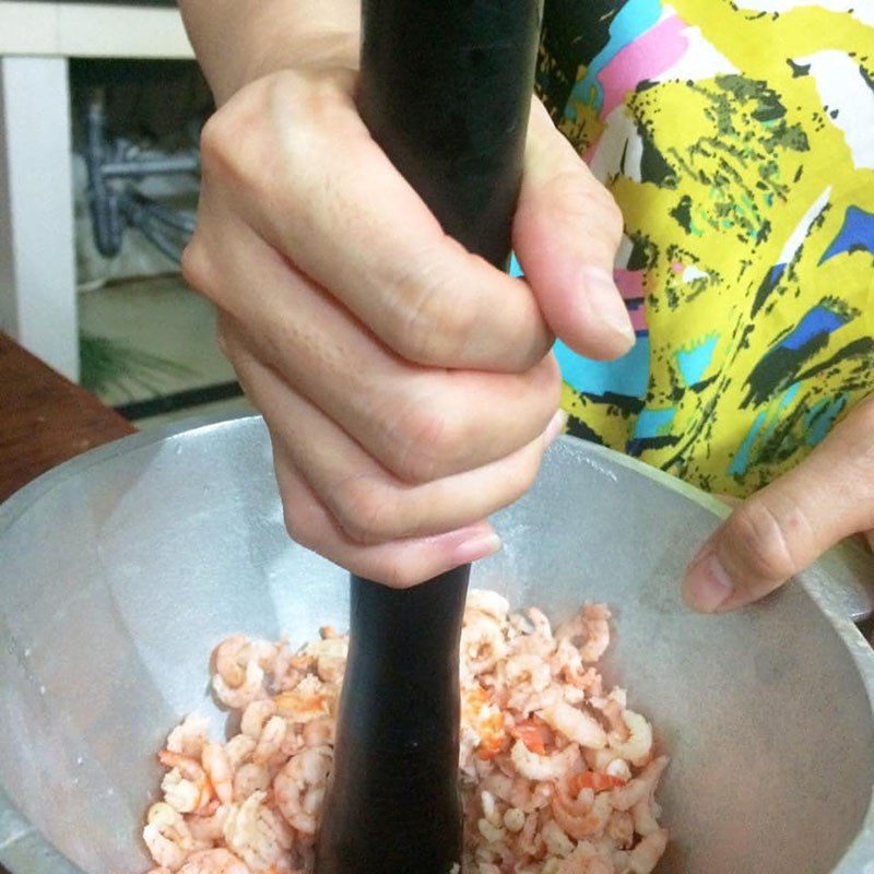 Step 1 Wash and pound the shrimp for shrimp-filled rice cakes