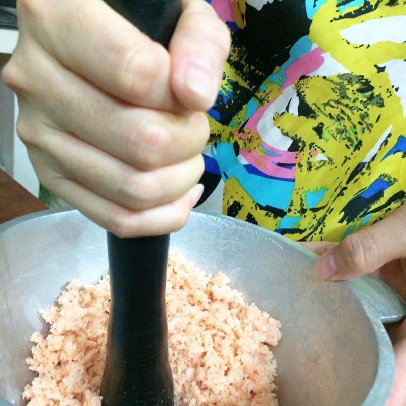 Step 1 Wash and grind the shrimp for rice cake with shrimp filling