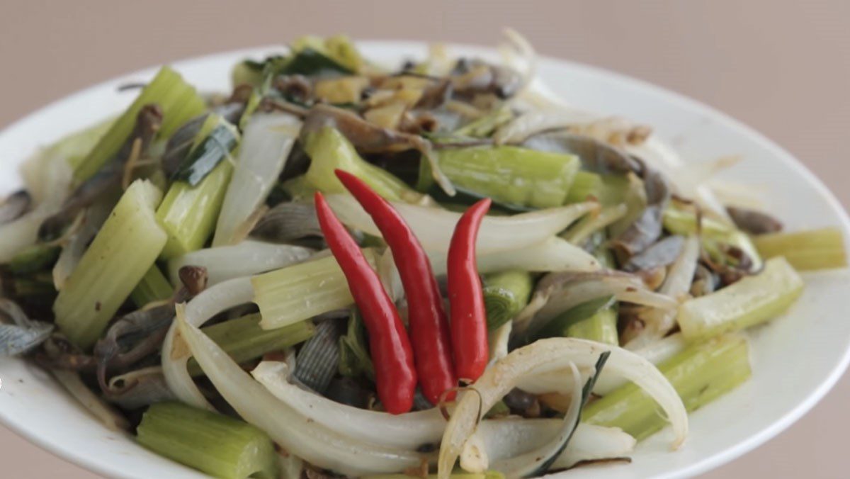 Stir-fried sá sùng with garlic chives