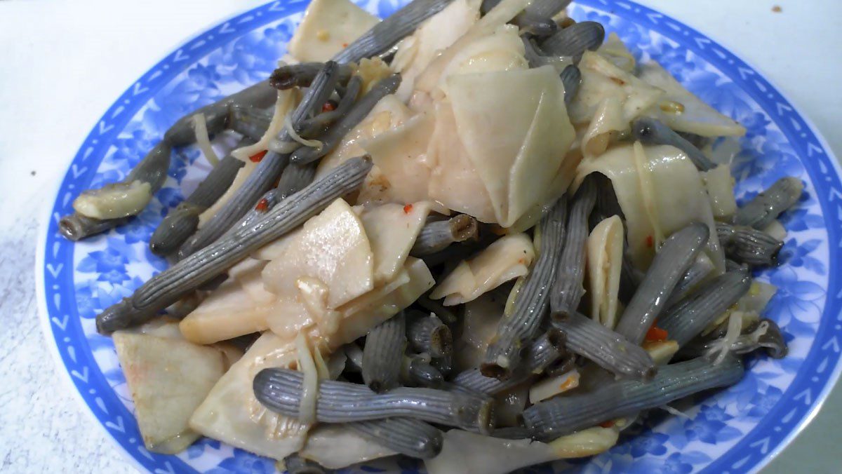 Stir-fried sandworms with sour bamboo shoots