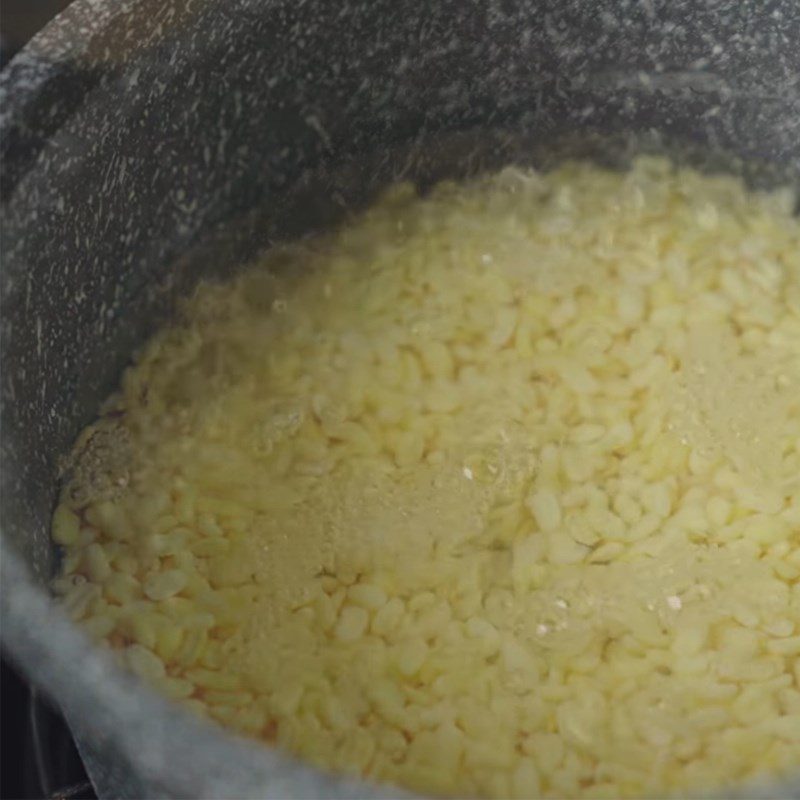 Step 3 Stir-fried mung bean filling Mooncake with sticky rice and braised pork