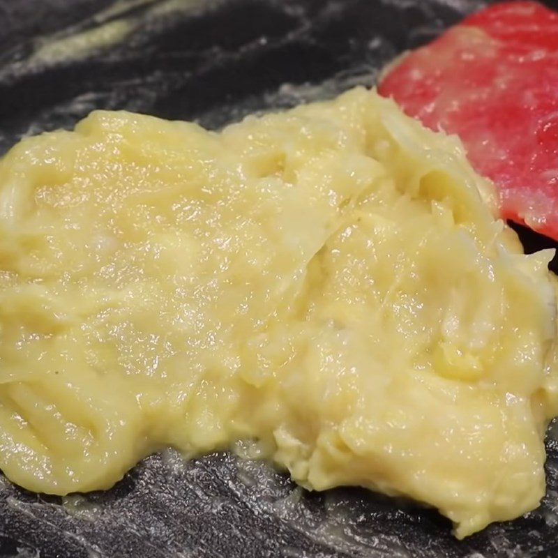 Step 1 Knead the mung bean and durian filling for Durian mung bean cake