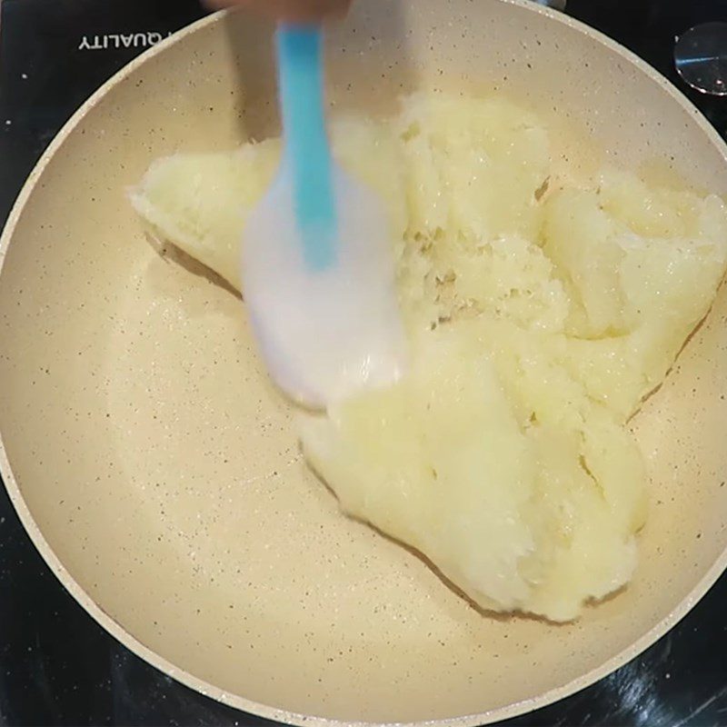 Step 2 Cook the coconut filling Chocolate mooncake with coconut filling