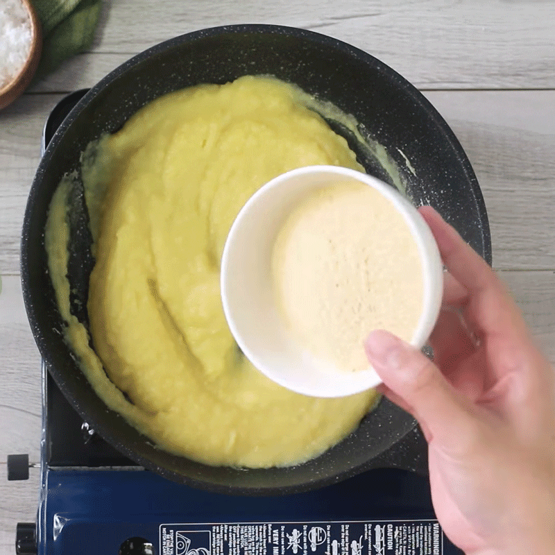 Step 3 Cook the mung bean and coconut filling for the pandan leaf cake with mung bean filling