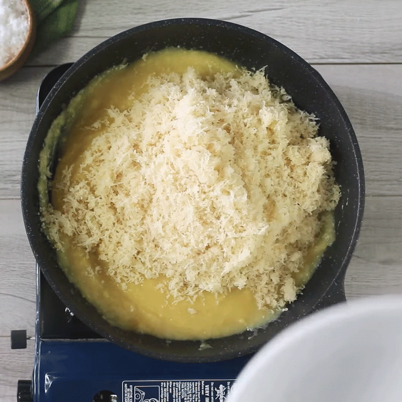 Step 3 Cook the mung bean and coconut filling for the pandan leaf cake with mung bean filling