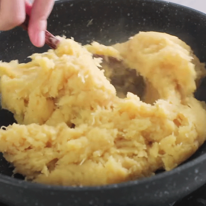 Step 3 Cook the mung bean and coconut filling for the pandan leaf cake with mung bean filling