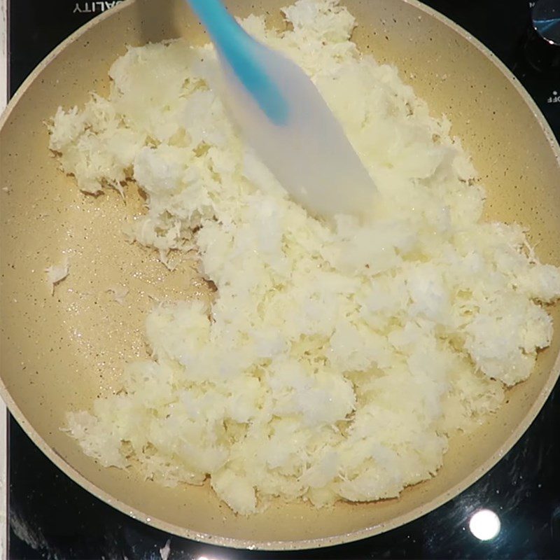 Step 2 Cook the coconut filling Chocolate mooncake with coconut filling