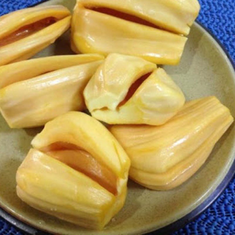 Step 1 Prepare the jackfruit for Colored Sticky Rice