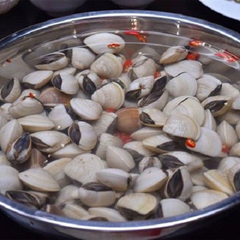 Step 1 Preparing clams for clams stir-fried with black bean sauce