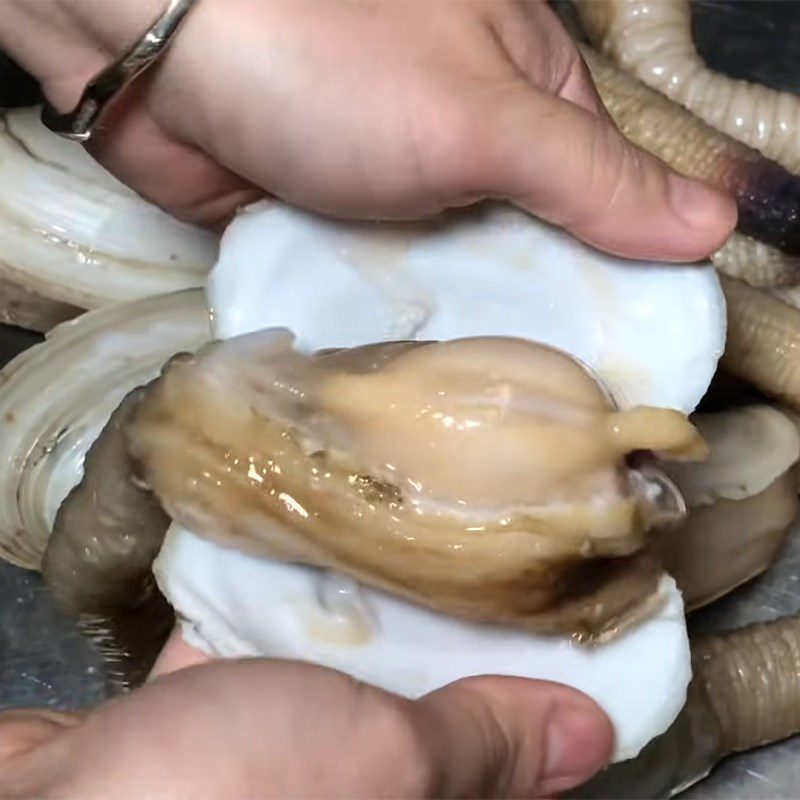 Step 1 Prepare the snail Grilled snail with onion oil