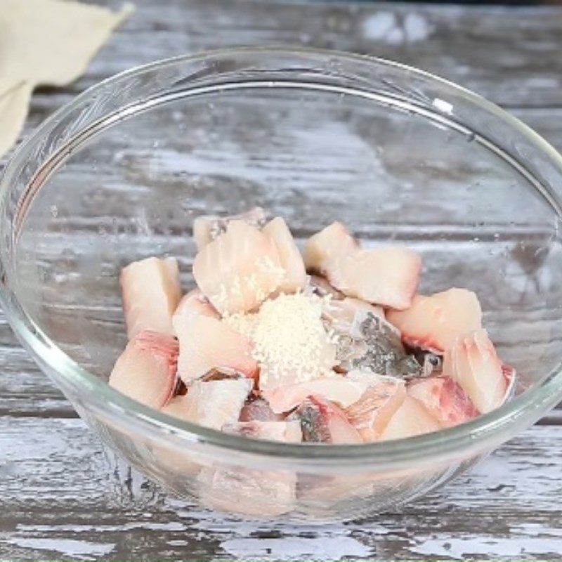 Step 1 Marinate the fish fillet of snakehead fish with sesame