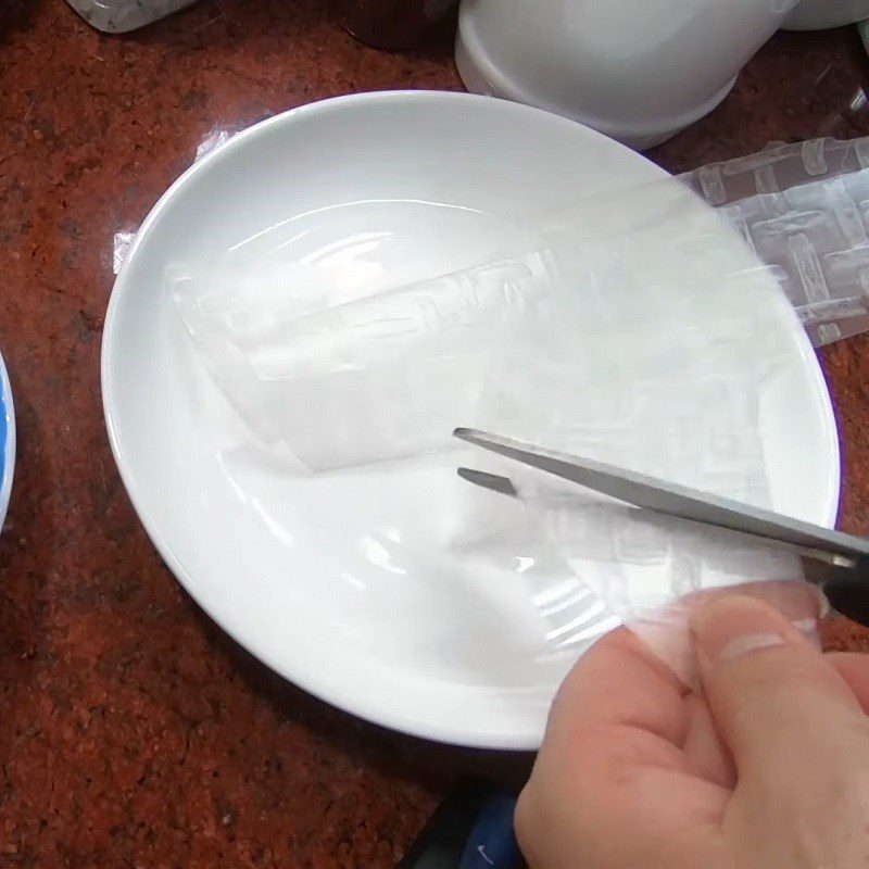 Step 1 Prepare the rice paper Crispy fried rice paper sprinkled with chili salt