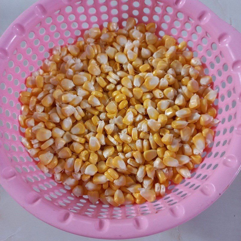 Step 1 Prepare sweet corn for sautéed corn with dried shrimp