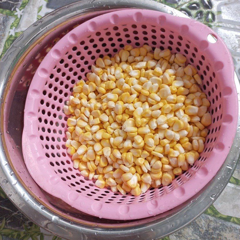 Step 1 Prepare sweet corn for sautéed corn with dried shrimp