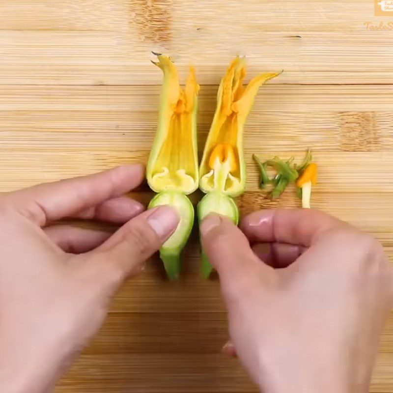 Step 1 Prepare the flower buds Stir-fried flower buds with garlic