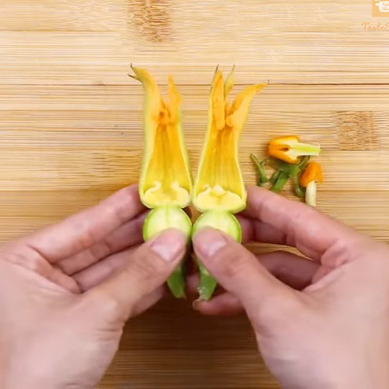 Step 1 Prepare the flower buds Stir-fried flower buds with garlic