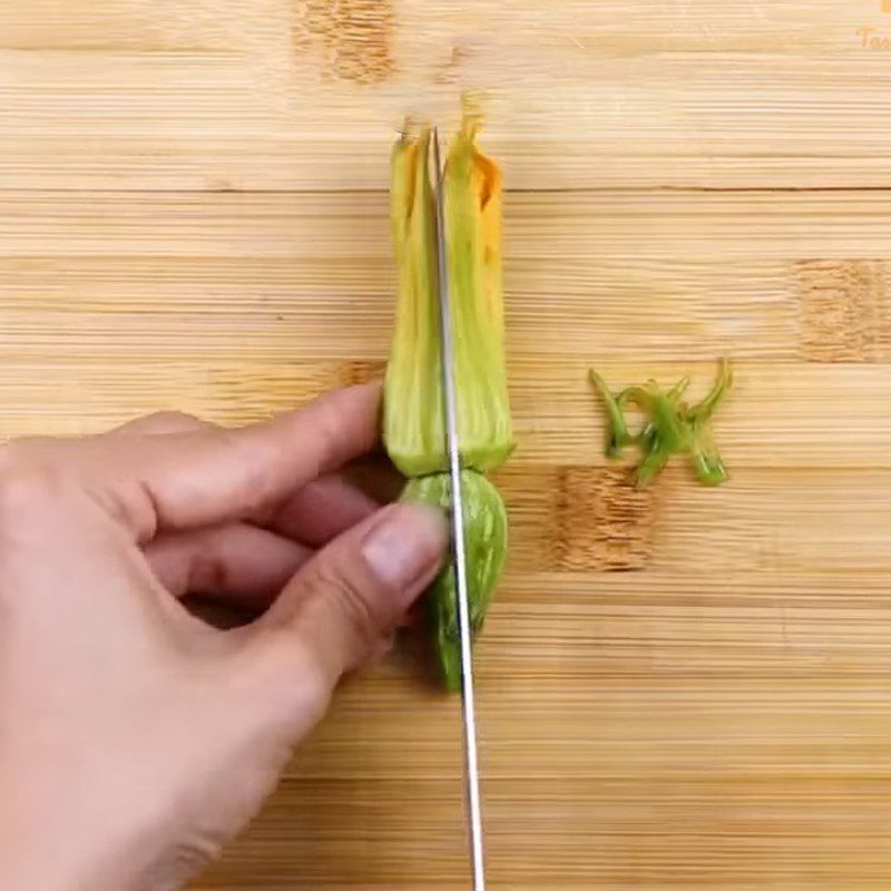 Step 1 Prepare the flower buds Stir-fried flower buds with garlic