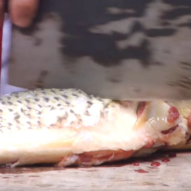 Step 1 Prepare the fish for red bean soup with carp