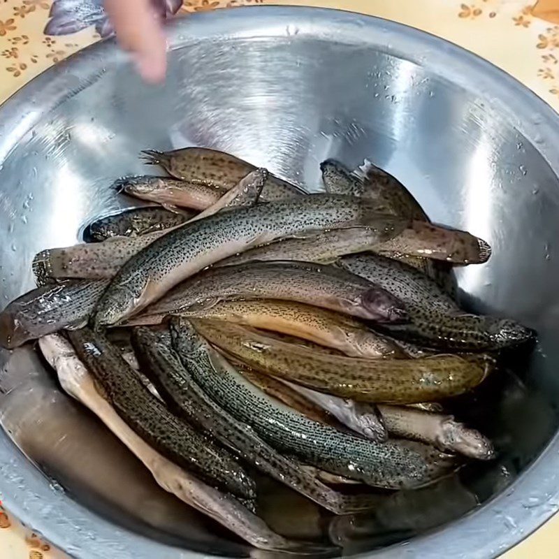 Step 1 Prepare eel Eel fried with betel leaves