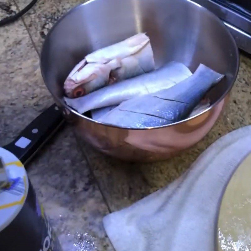 Step 1 Prepare the snakehead fish Fried snakehead fish