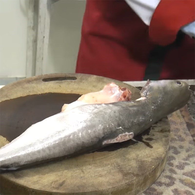 Step 1 Prepare the fish for braised fish