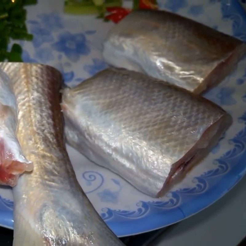 Step 1 Prepare mackerel for Pineapple Braised Mackerel (fragrant)