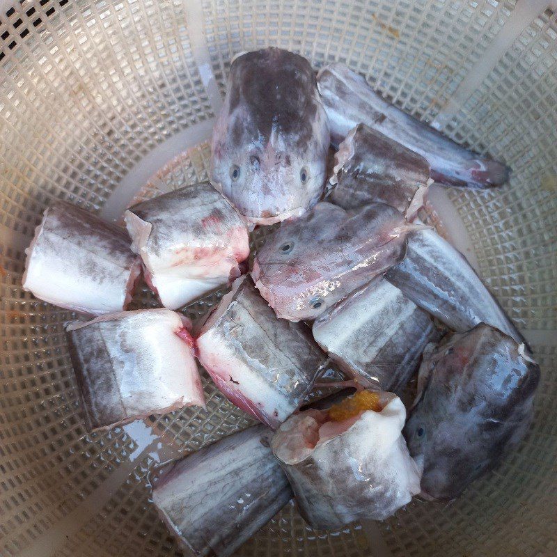 Step 1 Prepare catfish for sour bamboo shoot fish soup