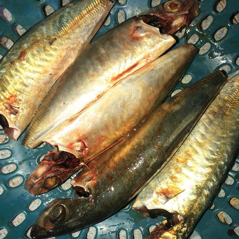 Step 1 Prepare the mackerel Mackerel braised with garlic and chili (recipe shared by a user)