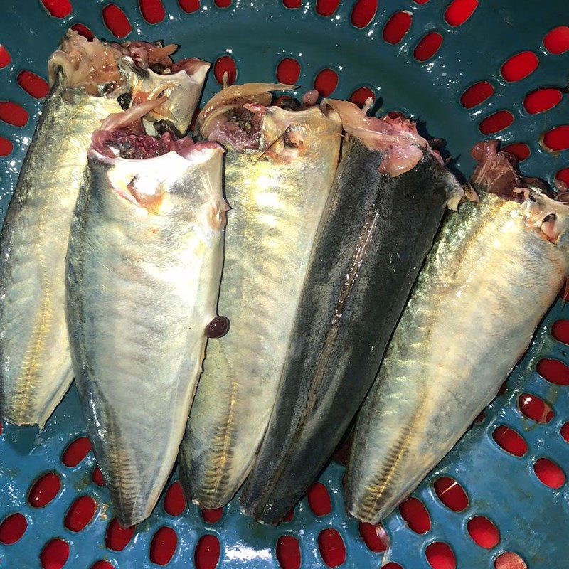 Step 1 Prepare the mackerel Mackerel braised with garlic and chili (recipe shared by a user)