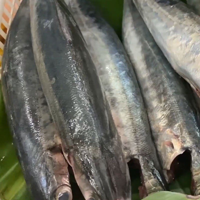 Step 1 Prepare mackerel for jackfruit fiber braised with fish