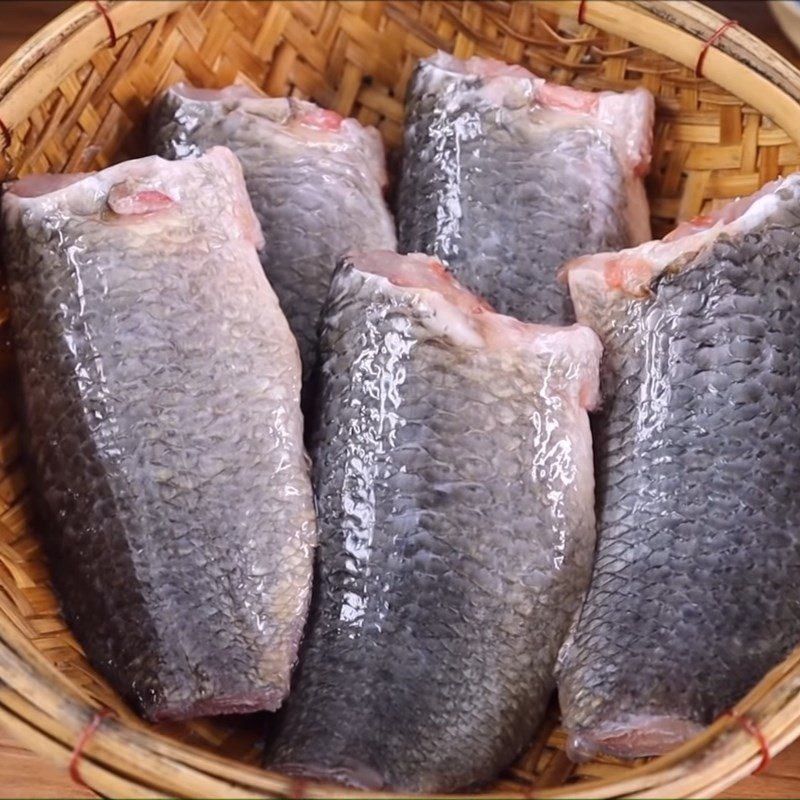 Step 1 Prepare the snakehead fish Sour Tamarind Stewed Snakehead Fish