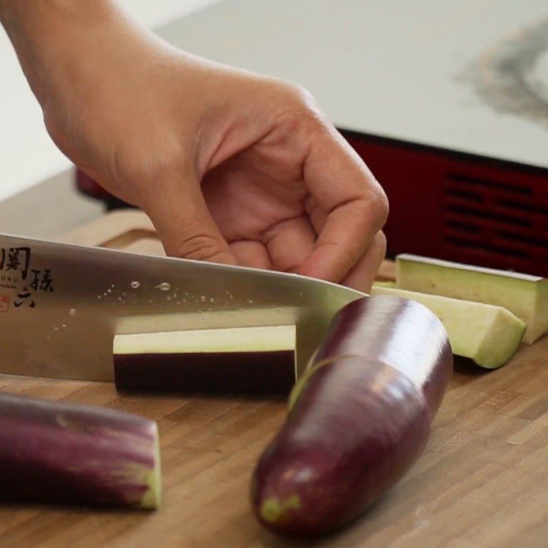 Step 1 Prepare the eggplant Eggplant braised in coconut milk