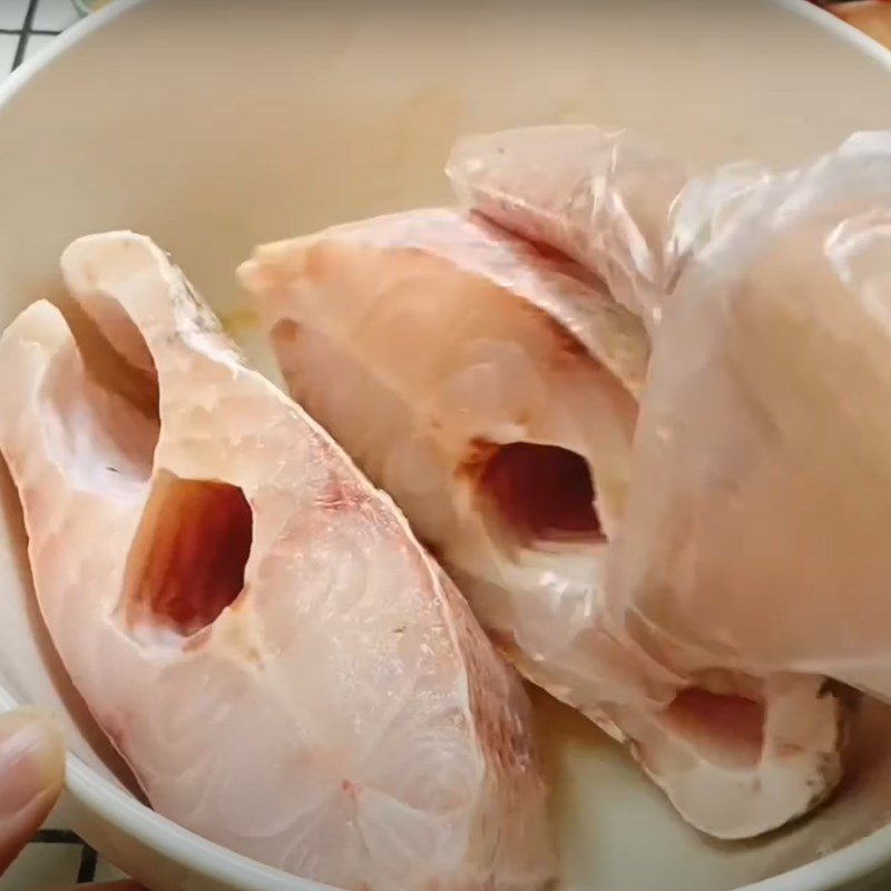 Step 1 Prepare the fish and meat for Northern sour melon fish