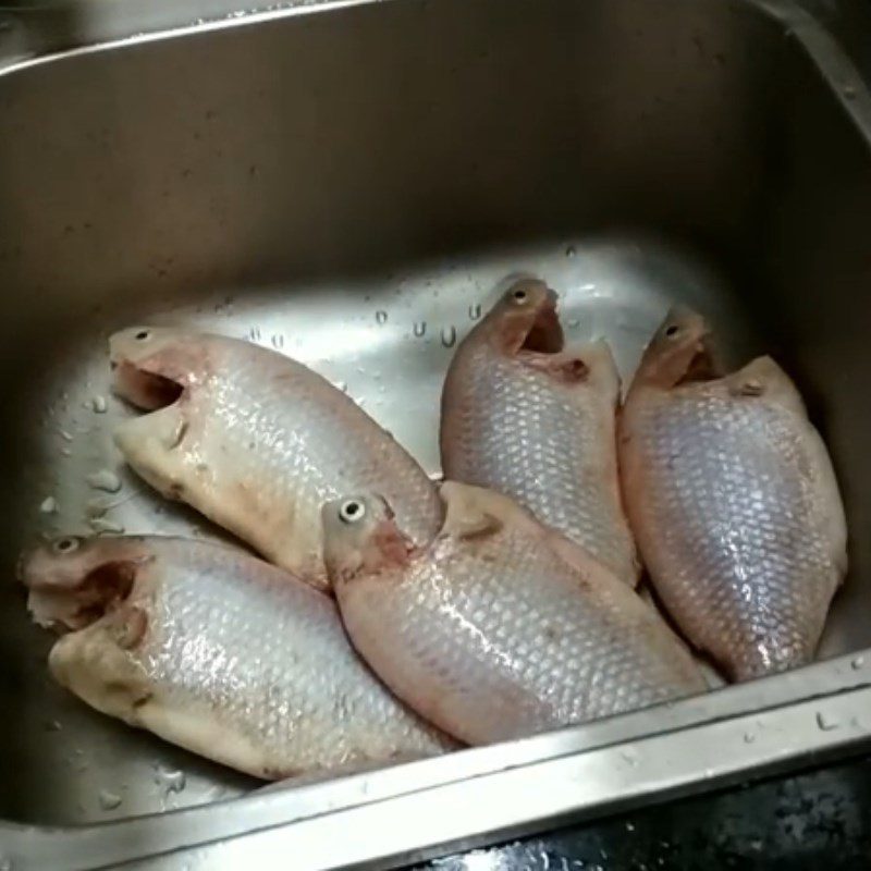 Step 1 Prepare the frog Grilled frog legs with chili salt