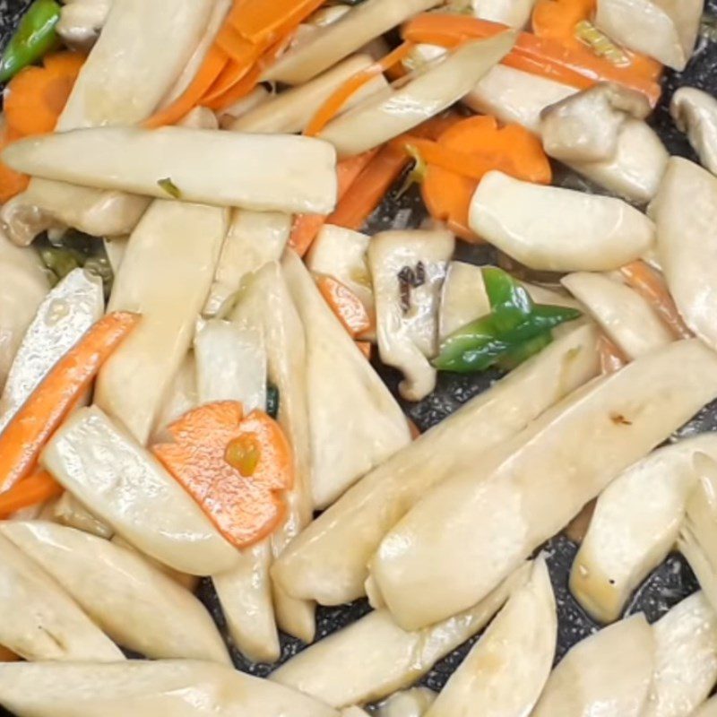 Step 2 Stir-fry cabbage with chicken thigh mushrooms