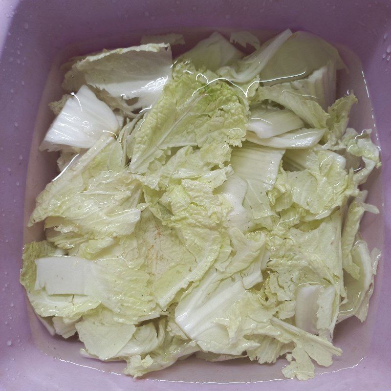 Step 1 Prepare the ingredients for stir-fried napa cabbage with chicken leg mushrooms