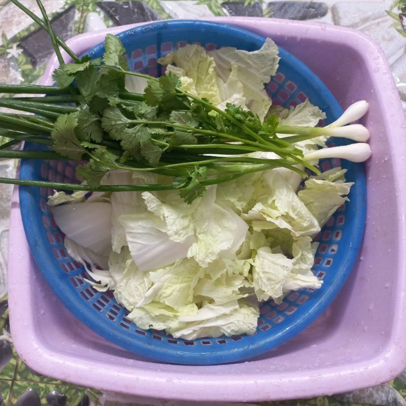 Step 1 Prepare the ingredients for stir-fried napa cabbage with chicken leg mushrooms