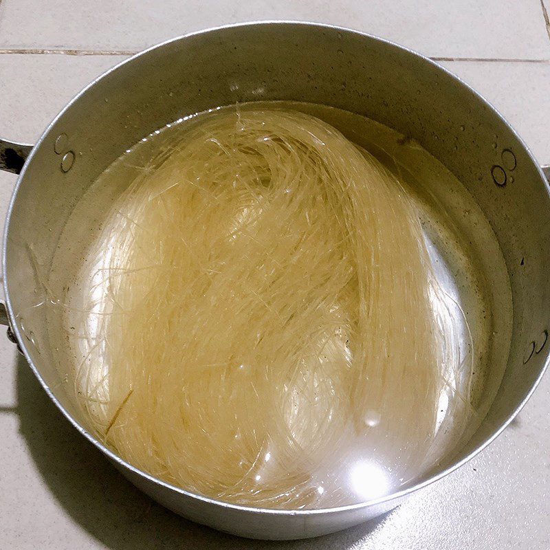 Step 1 Prepare the ingredients for Stir-fried Glass Noodles with Mixed Ingredients