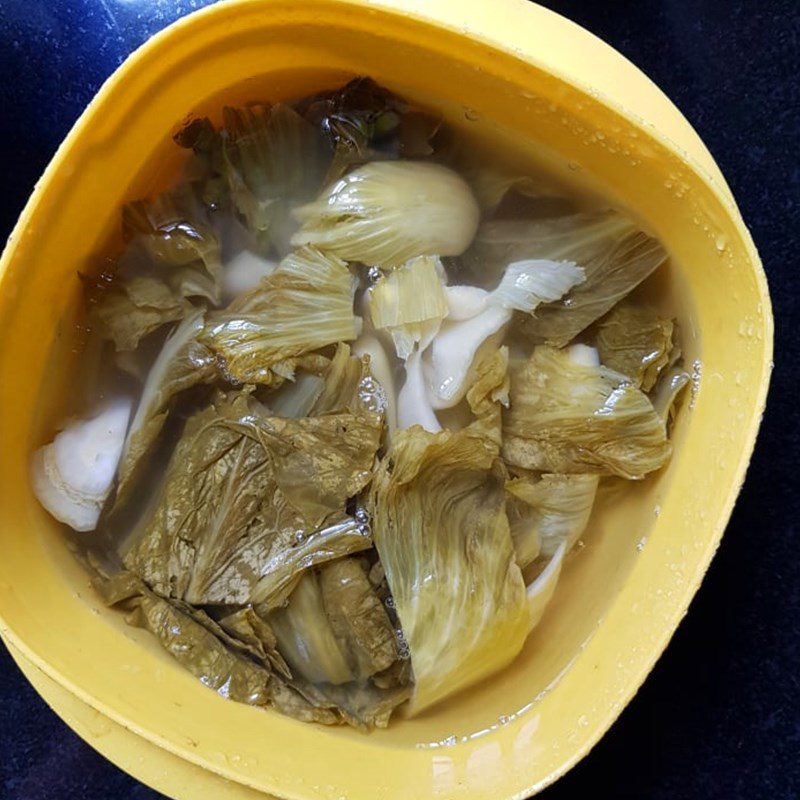 Step 1 Prepare the ingredients Sour pickled mustard greens (sour pickles) stir-fried with pork belly