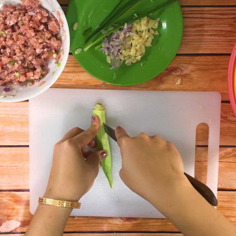 Step 1 Prepare the ingredients for Steamed Okra with Meat