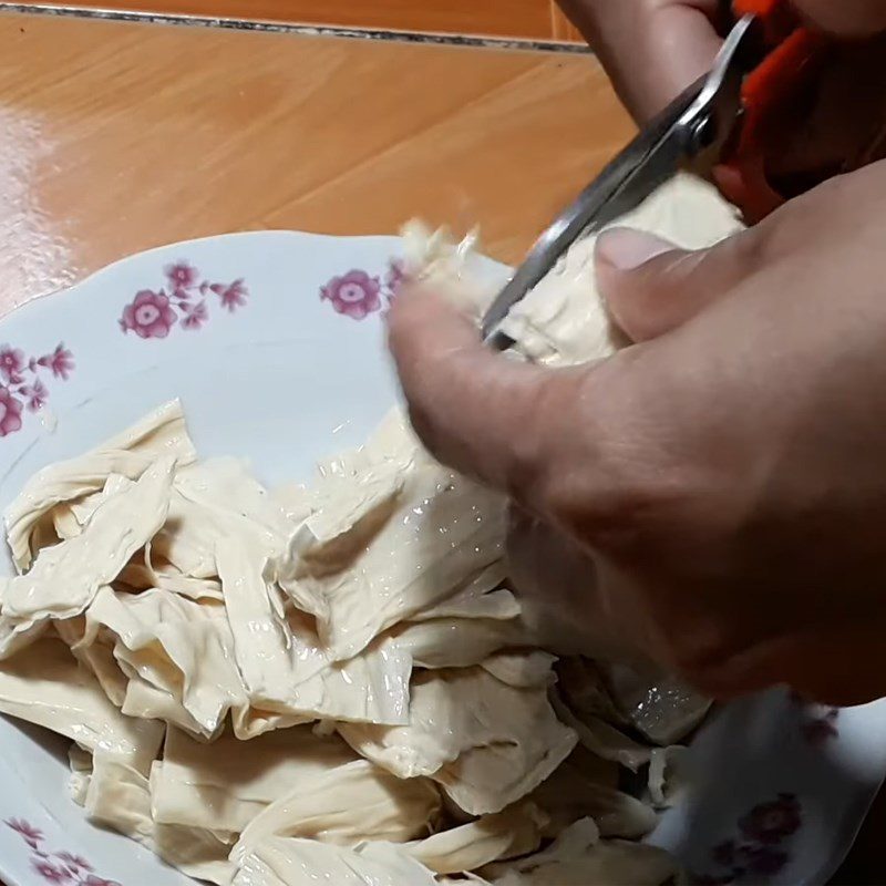 Step 1 Prepare the ingredients Fresh tofu skin stir-fried with lemongrass and chili