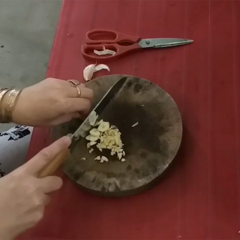 Step 1 Prepare the ingredients for Stir-fried Clams with Onions